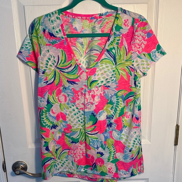 Lilly Pulitzer Tops - Lilly Pulitzer Vibrant Tropical Short Sleeve Tee